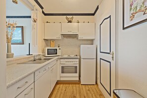 Fridge, stovetop, coffee/tea maker, electric kettle