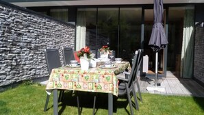 Outdoor dining - Sunlit Alpine Apartment in Neukirchen (Neukirchen am Großvenediger)