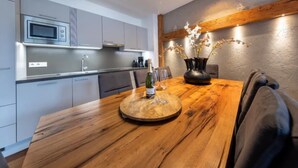 Coffee/tea maker, fridge, microwave, oven - Sunlit Alpine Apartment in Neukirchen (Neukirchen am Großvenediger)