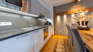Coffee/tea maker, fridge, microwave, oven - Sunlit Alpine Apartment in Neukirchen (Neukirchen am Großvenediger)
