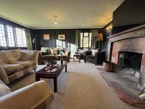 تلفزيون ذكي، مدفأة، كُتُب