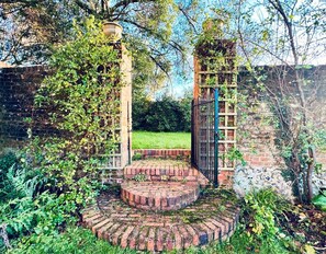 المنطقة المحيطة بالمنشأة