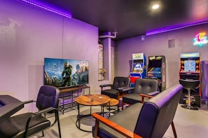 Games room - Wonders Nest: Pool, Spa, Arcades, Putting Green! (Coachella)