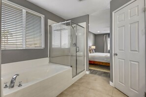 Shower, hair dryer, towels, soap - Wonders Nest: Pool, Spa, Arcades, Putting Green! (Coachella)