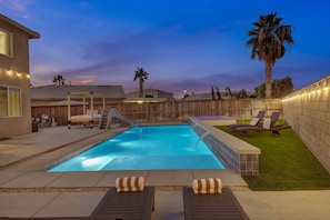 A heated pool - Wonders Nest: Pool, Spa, Arcades, Putting Green! (Coachella)