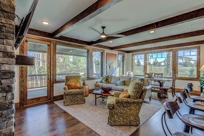 Smart TV - Chalakee Lodge CK-2- Mountain View, Gated Resort, Indoor/Outdoor Pools & Hot Tub (Boone)