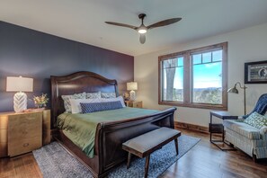 3 chambres, bureau, fer et planche à repasser, lit de bébé portatif