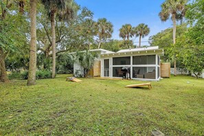 Property grounds - Charming Folly Beach Home - Perfect Location (Folly Beach)