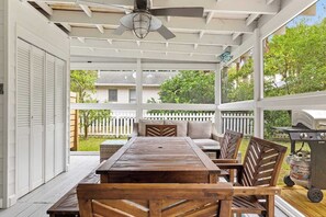 Outdoor dining - Charming Folly Beach Home - Perfect Location (Folly Beach)