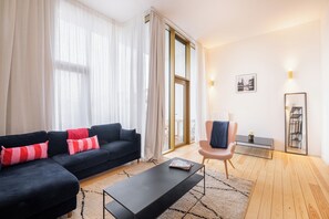 Huoneisto, 1 makuuhuone, parveke, näköala puutarhaan | Olohuone