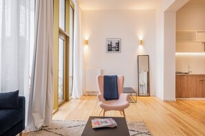 อพาร์ทเมนท์, 1 ห้องนอน, ระเบียง, วิวสวน | ห้องนั่งเ ล่น