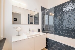 อพาร์ทเมนท์, 1 ห้องนอน, ระเบียง, วิวสวน | ห้องน้ำ