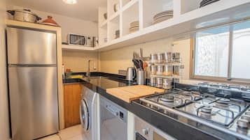 Microwave, oven, dishwasher, electric kettle