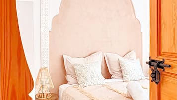 3 bedrooms, desk, iron/ironing board, travel crib