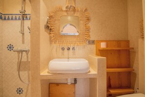 Regadera, secadora de cabello, toallas, papel de baño 