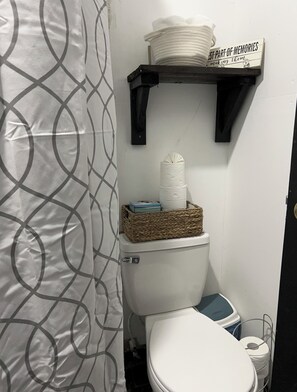 Toalhas de banho, sabonete, papel higiênico
