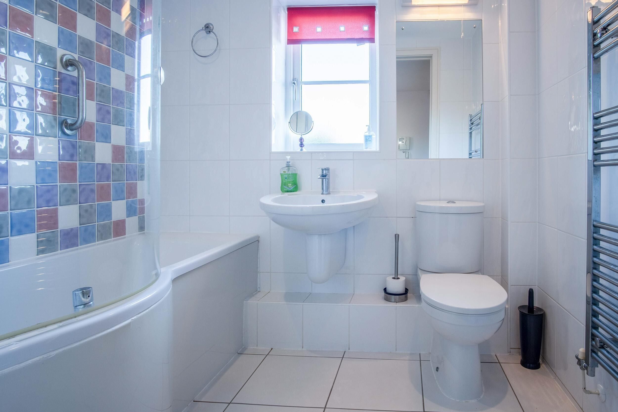 Căn hộ (2 Bedrooms) | Phòng tắm | Vòi sen/bồn tắm kết hợp, khăn tắm 