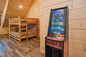 6 bedrooms, iron/ironing board, free WiFi, bed sheets