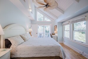 4 bedrooms, desk, iron/ironing board, free WiFi