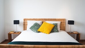 2 bedrooms, iron/ironing board, WiFi, bed sheets - Gundi House (Santo Isidoro)