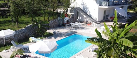 Piscine extérieure (ouverte en saison), parasols de plage
