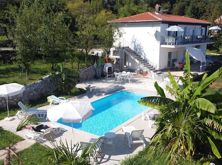Seasonal outdoor pool, pool umbrellas