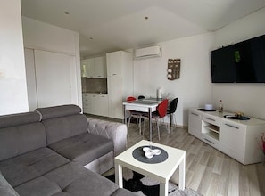Lägenhet (Standard One Bedroom Apartment) | Vardagsrum | 32-tums platt-tv med satellitkanaler
