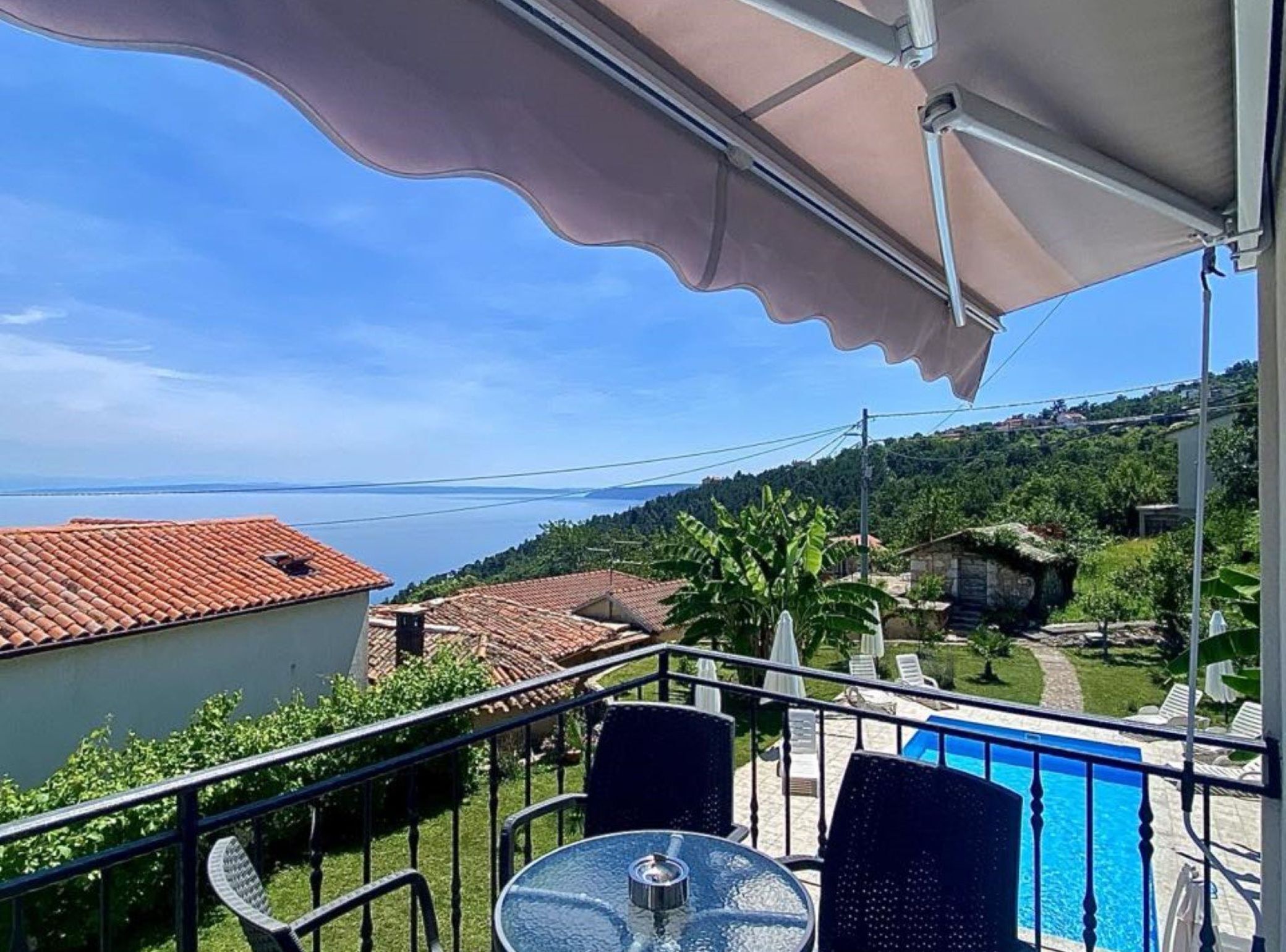 Apartment (Classic One Bedroom Apartment) | Balcony