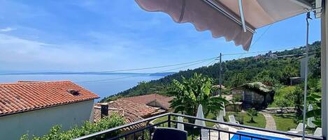 Apartment (Classic One Bedroom Apartment) | Balcony