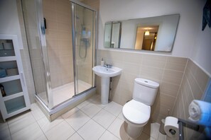 Dusche, Haartrockner, Handtücher, Seife