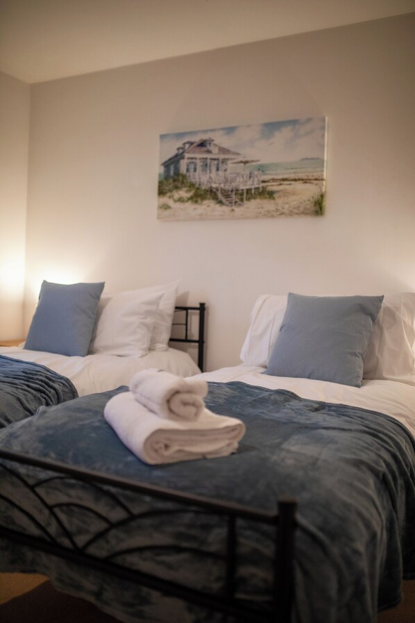 5 bedrooms, iron/ironing board, WiFi, bed sheets