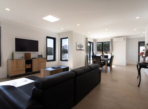 Villa (Three Bedroom Villa) | Oppholdsrom | En 32-tommers Flatskjerm-TV med kabel-kanaler