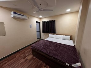 Deluxe Triple Room - Hotel Shree Parwati Palace (Ujjain)