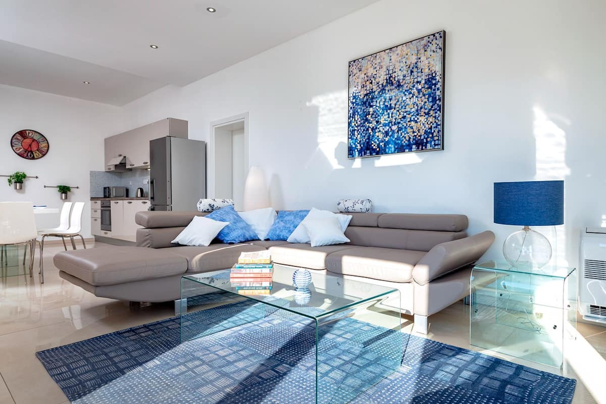 Villa (Three Bedroom Villa with Pool) | Soggiorno | TV a schermo piatto 32 pollici con canali via cavo