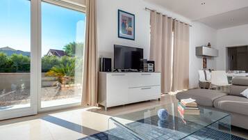 Villa (Three Bedroom Villa with Pool) | Wohnzimmer | 32-Zoll-Flachbildfernseher mit Kabelempfang