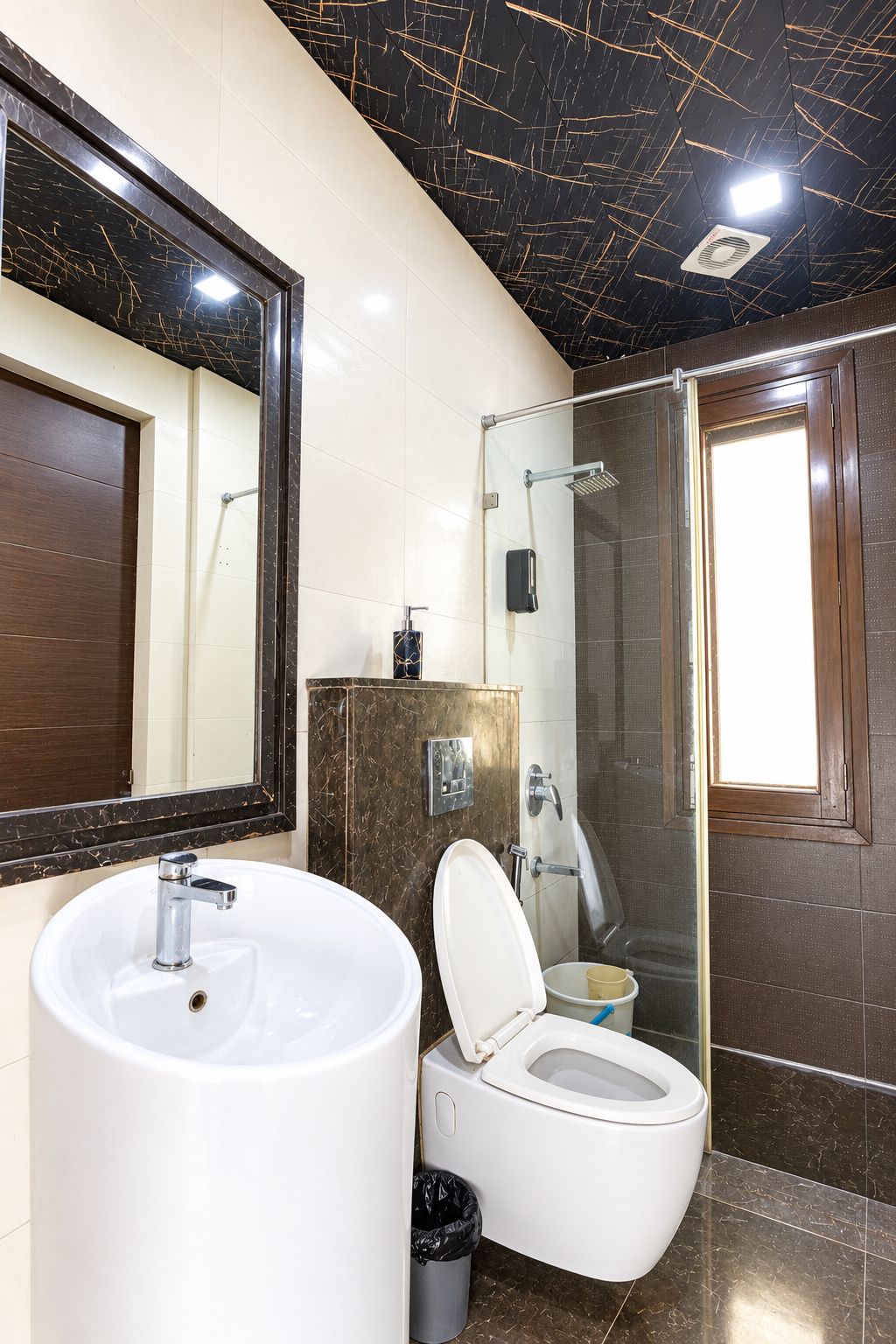 Un baño con un lavamanos grande, inodoro y zona de ducha.