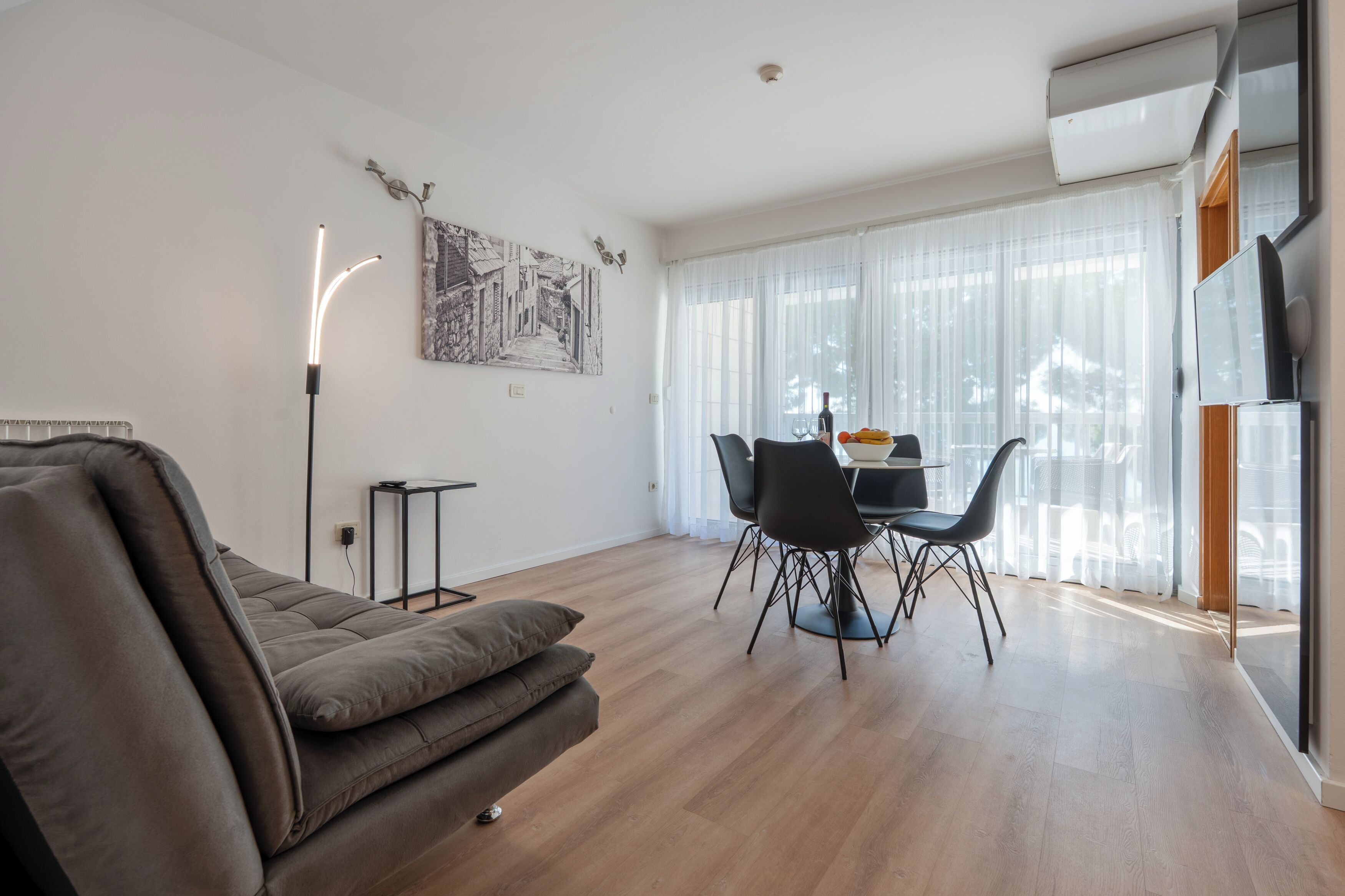 Departamento familiar, balcón, vista al mar | Área de sala de estar | Televisión de 98 cm con canales vía satélite 