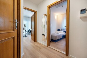 Családi apartman, erkély, kilátással a tengerre | Prémium ágynemű, íróasztal és laptophoz jól használható munkafelület
