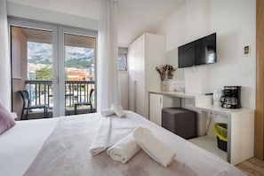 غرفة بتجهيزات أساسية - بشرفة | مكتب ومساحة عمل للكمبيوتر المحمول وواي فاي مجانًا