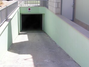 Parcheggio non assistito (EUR 10 a notte)