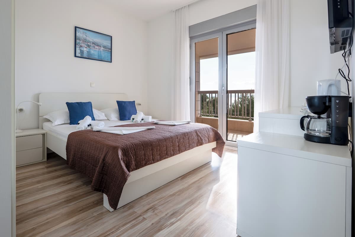 Desk, laptop workspace, free WiFi