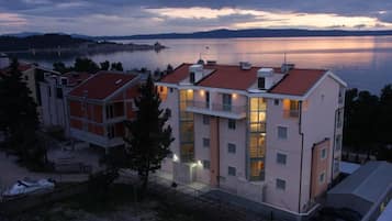 Façade de lâhĂ©bergement - soirĂ©e/nuit