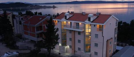 Fassade der Unterkunft – Abend/Nacht