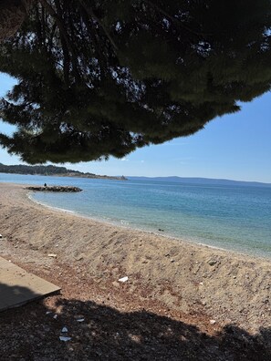 På stranden, vit sandstrand och 3 strandbarer