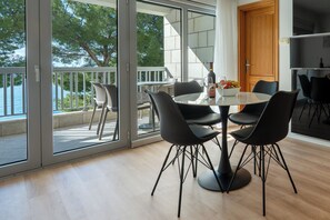 Family Apartment, Balcony, Sea View | In-room dining - Pansion Simic (Makarska)