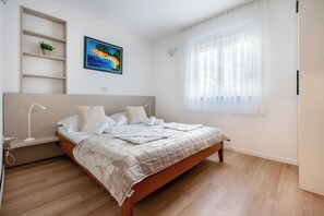 Appartement Familial, balcon, vue mer | Literie de qualité supérieure, bureau