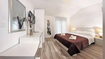 Bureau, espace de travail pour ordinateur portable, Wi-Fi gratuit