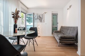 Familieleilighet, balkong, sjøutsikt | Oppholdsområde | En 98-centimeters TV med Parabol-TV