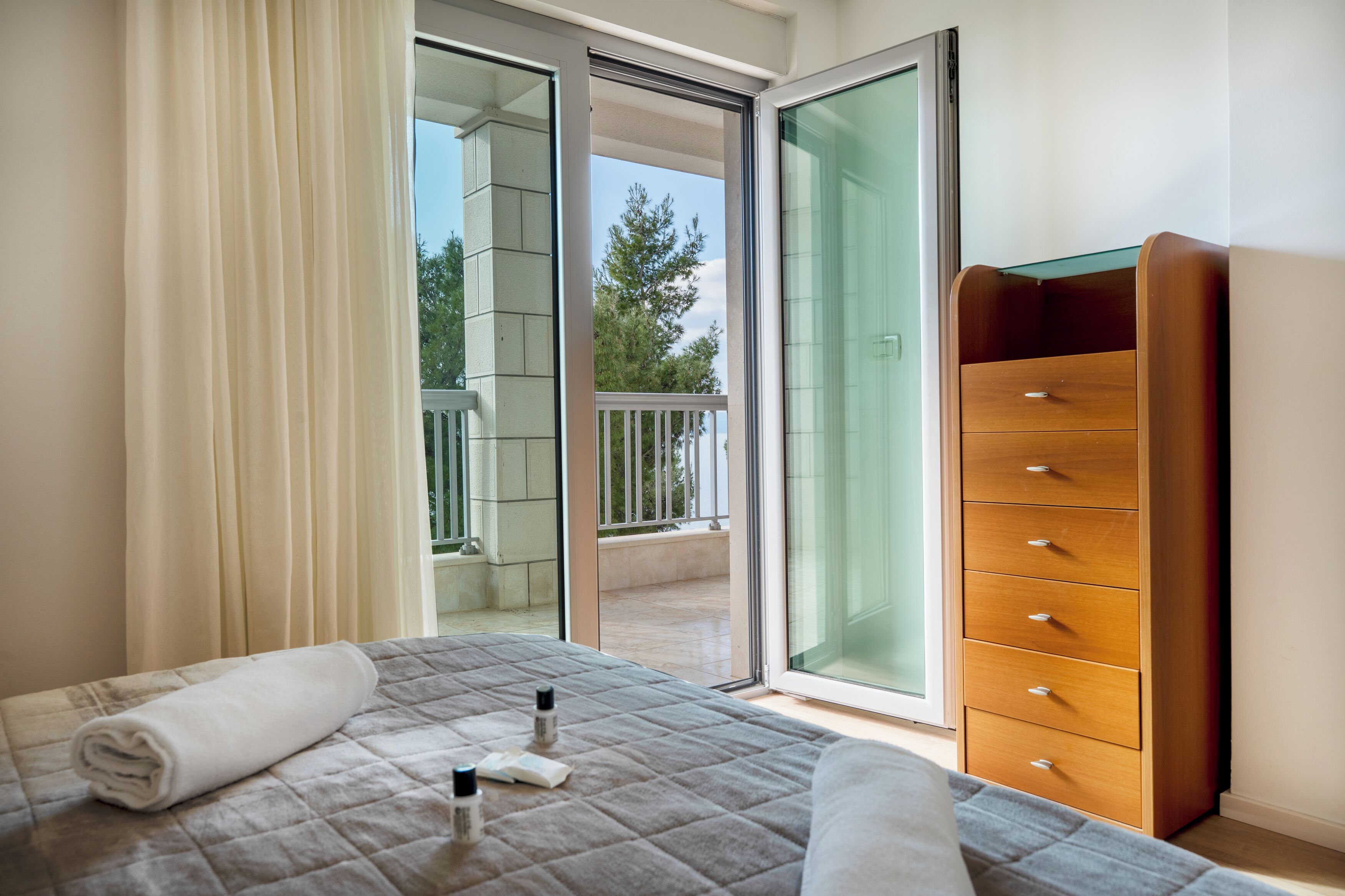 Superior-Apartment, Balkon, Meerblick | Hochwertige Bettwaren, Schreibtisch, laptopgeeigneter Arbeitsplatz