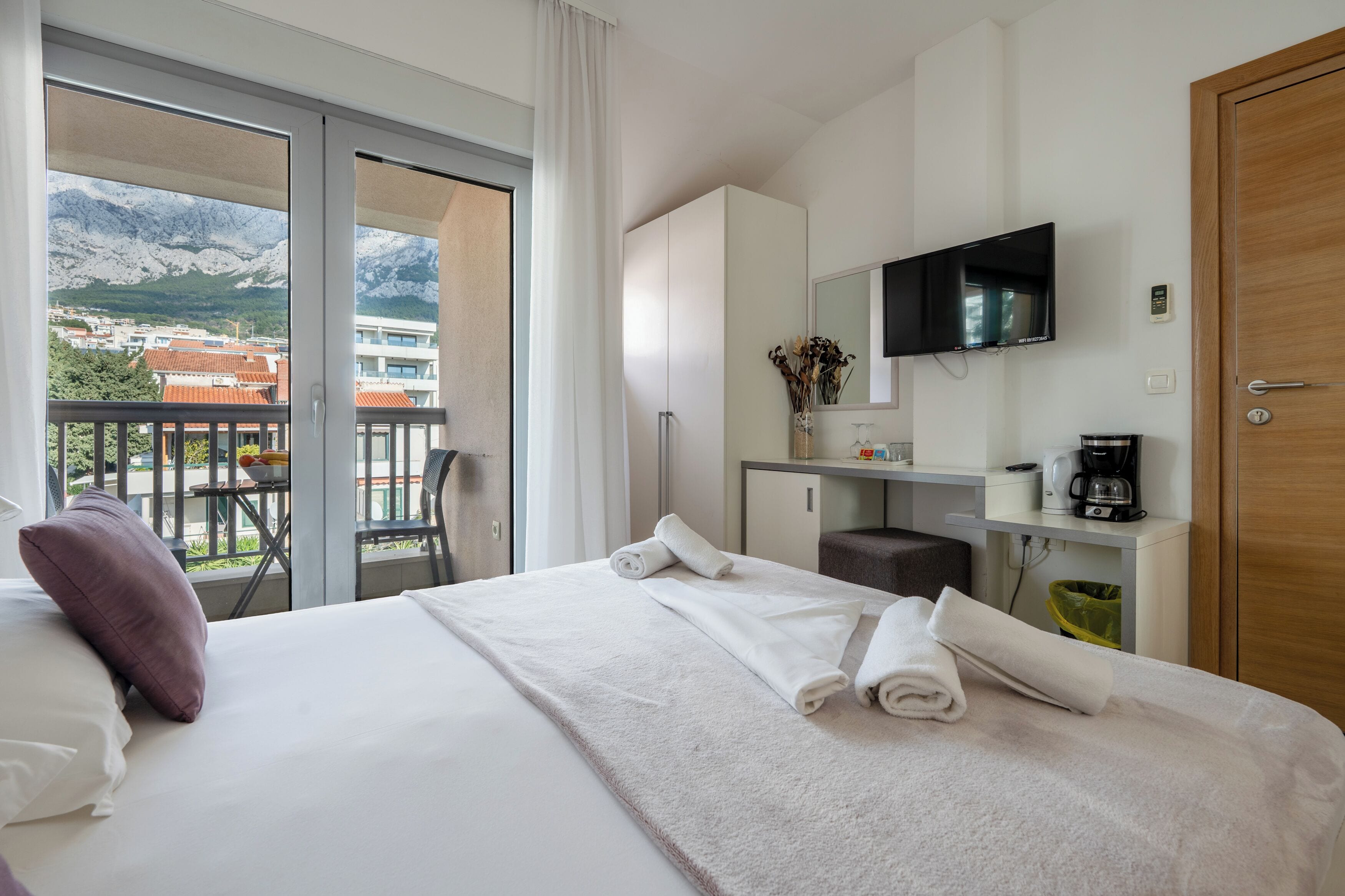 Escritorio, espacio para trabajar con laptop y wifi gratis 